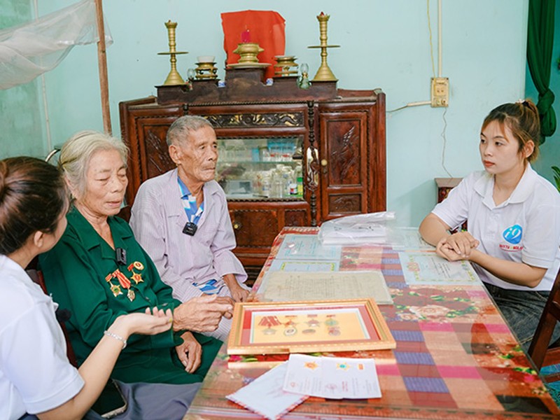 Bàn chơi sòng bạc với bài và chip tại BJ88