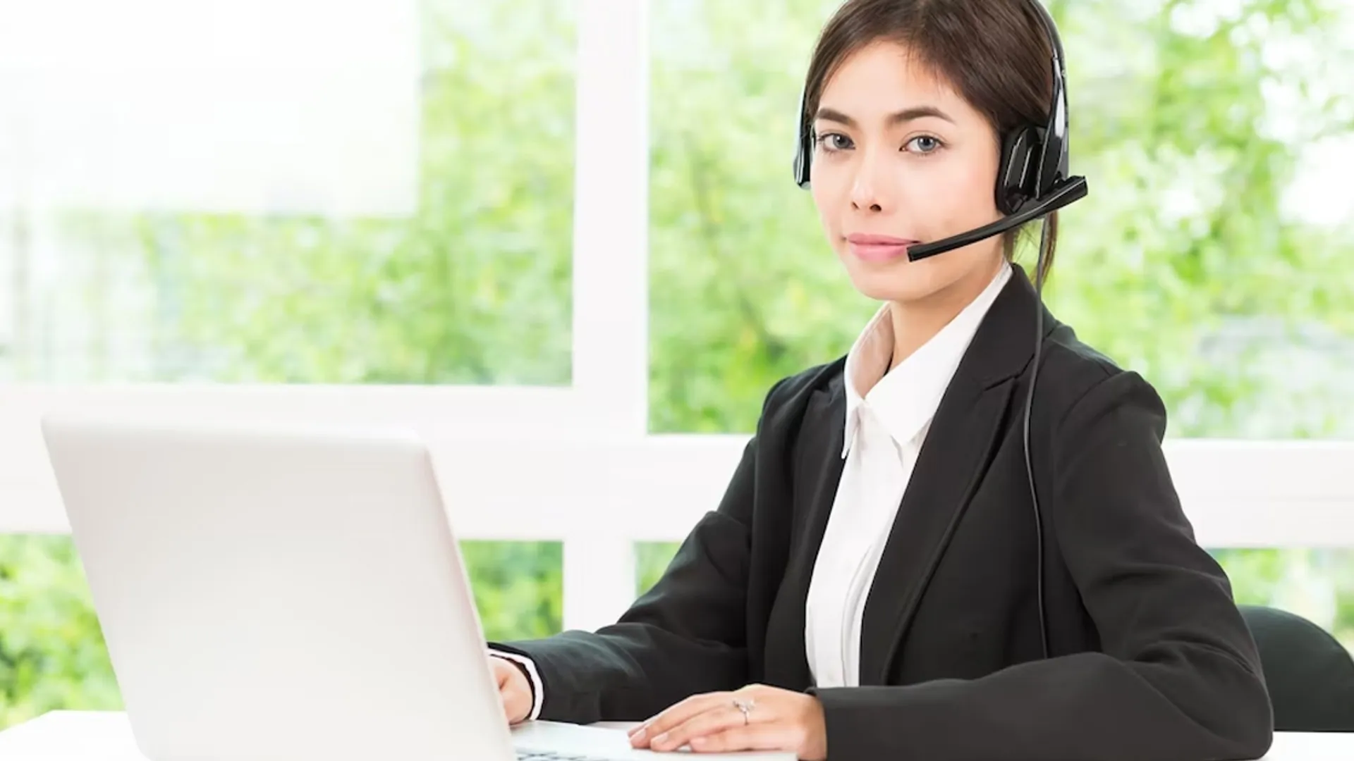 Nhân viên hỗ trợ khách hàng BJ88 sẵn sàng giúp đỡ