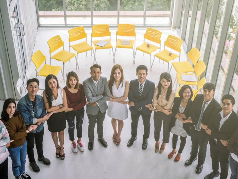 Hình ảnh chứng nhận hoặc con dấu phê duyệt cho Bộ tạo số ngẫu nhiên (RNG), có thể kèm theo biểu tượng xúc xắc hoặc quân bài, đảm bảo tính công bằng trong trò chơi.